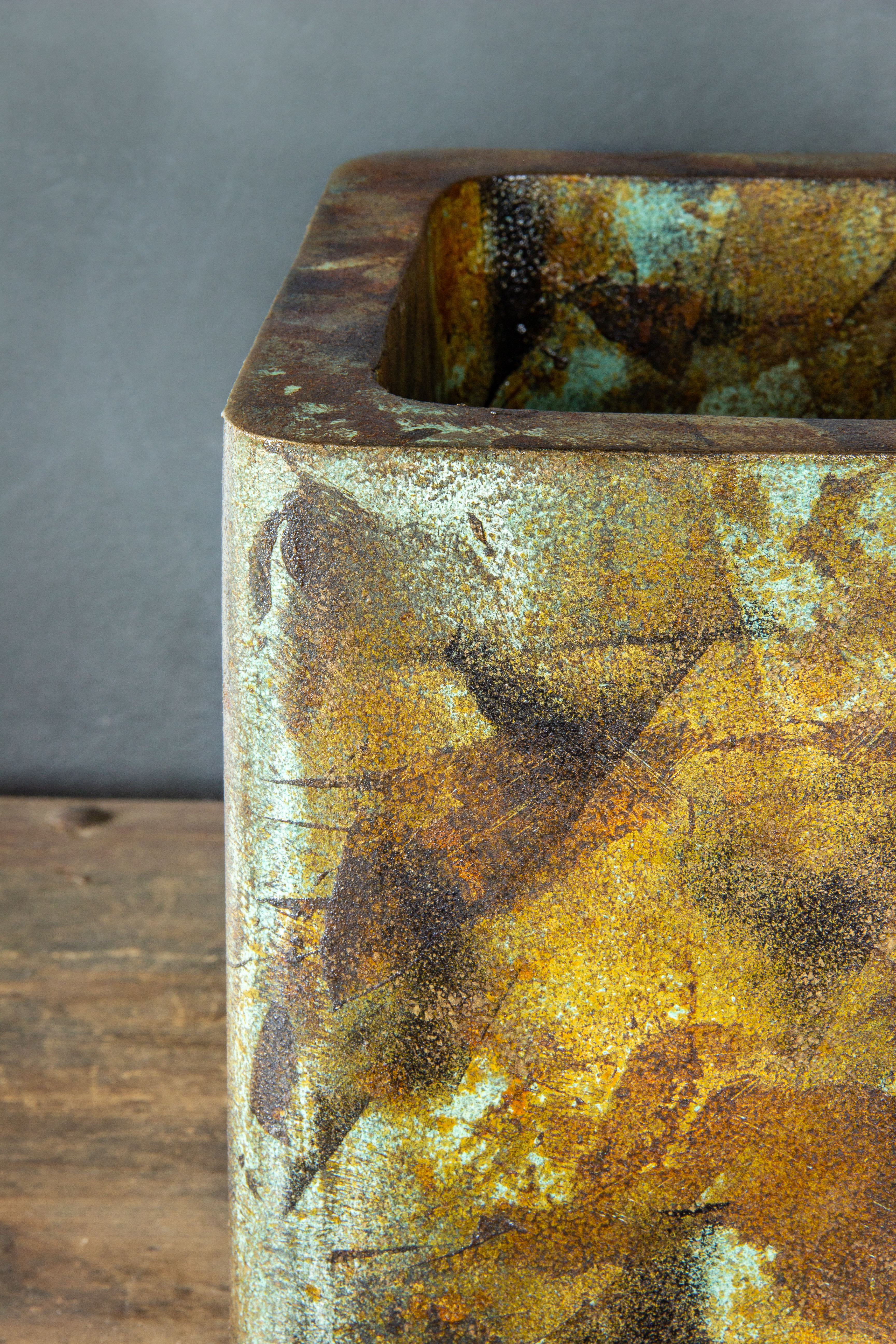 Kwadratowa osłonka z efektem kortenu i turkusową patyną, ręcznie wykonana i malowana